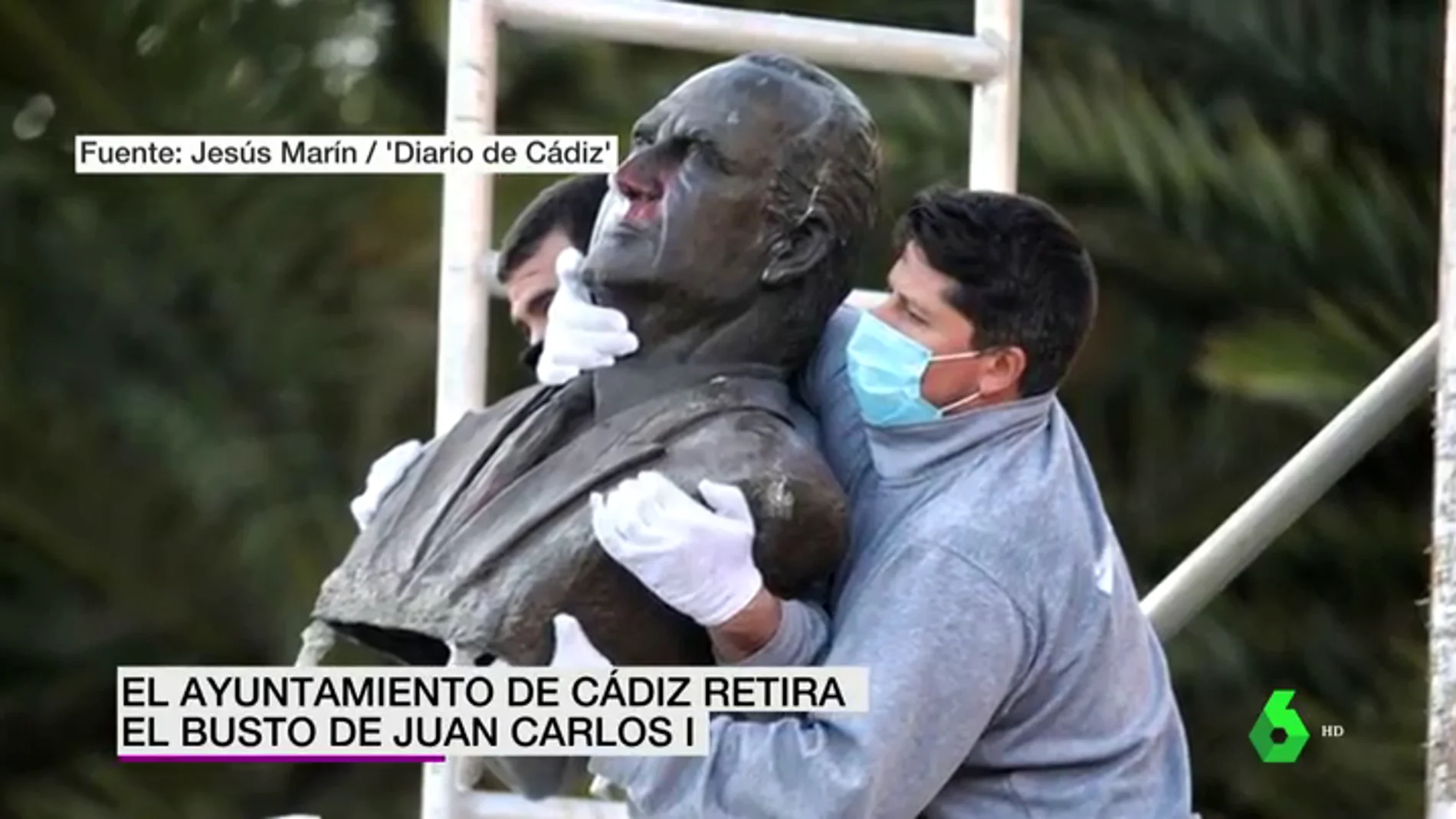 El Ayuntamiento de Cádiz retira un busto de Juan Carlos I y lo traslada a un depósito municipal