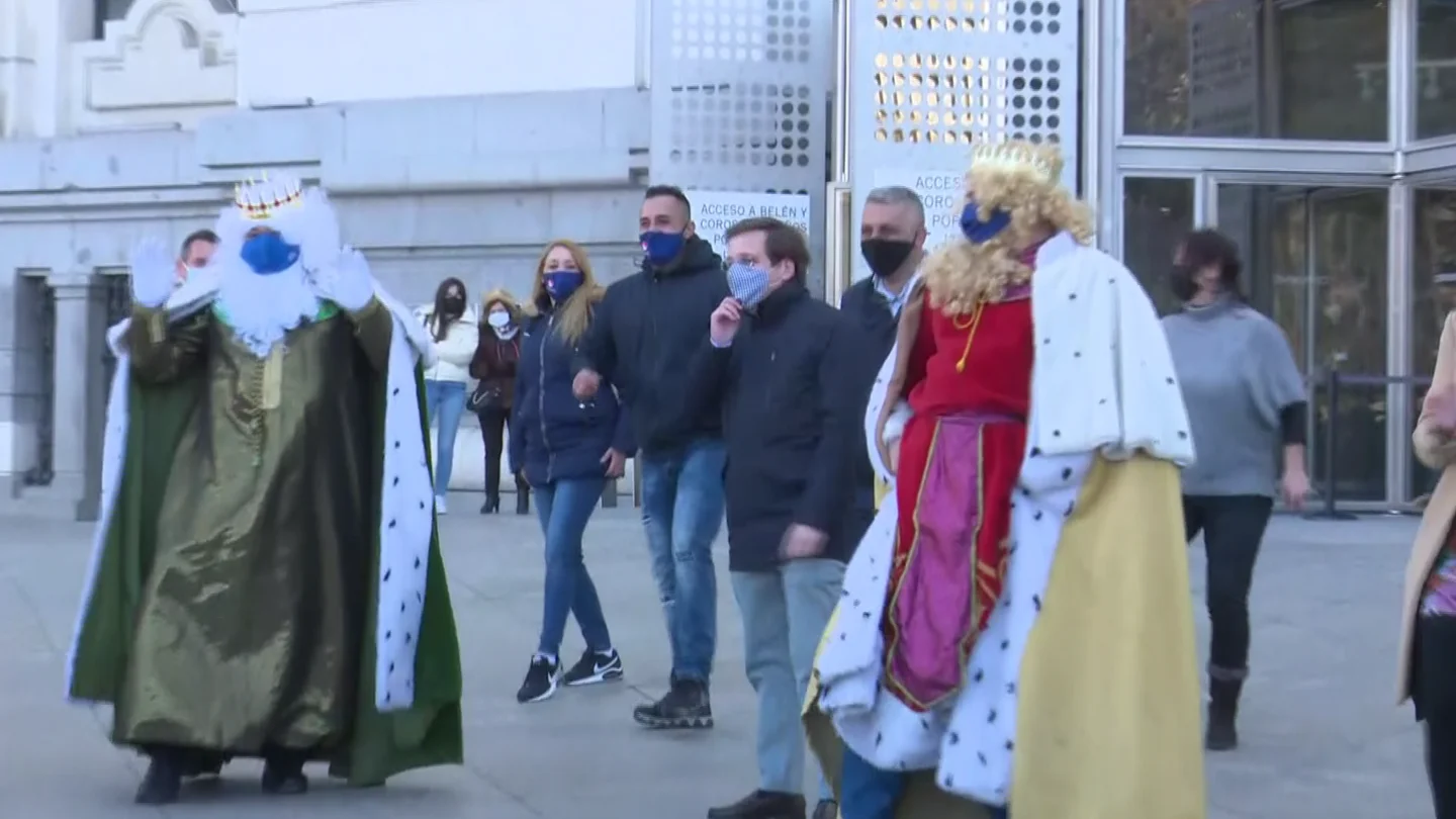 El baile de Almeida y Andrea Levi con los Reyes Magos a ritmo de 'Jerusalema' El baile de Almeida y Andrea Levi con los Reyes Magos a ritmo de 'Jerusalema'