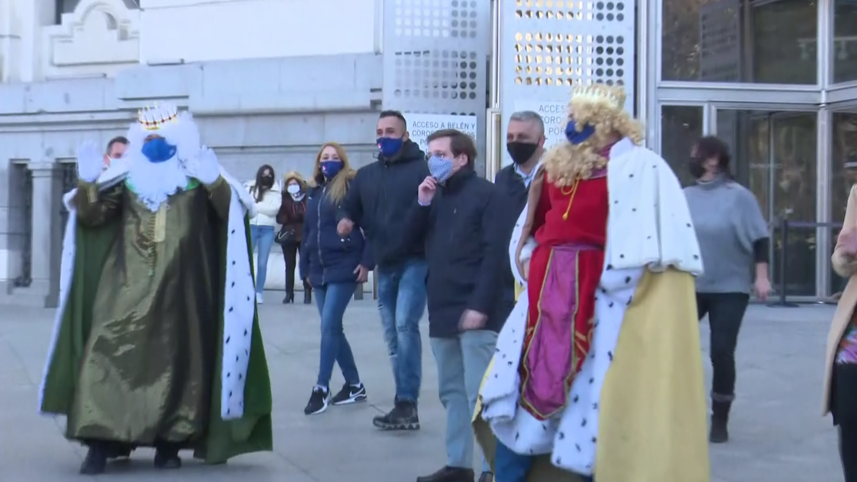 El baile de Almeida y Andrea Levi con los Reyes Magos a ritmo de 'Jerusalema'