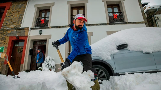 Vecinos de la localidad asturiana de Pajares retiran la nieve de los caminos, este sábado Vecinos de la localidad asturiana de Pajares retiran la nieve de los caminos, este sábado