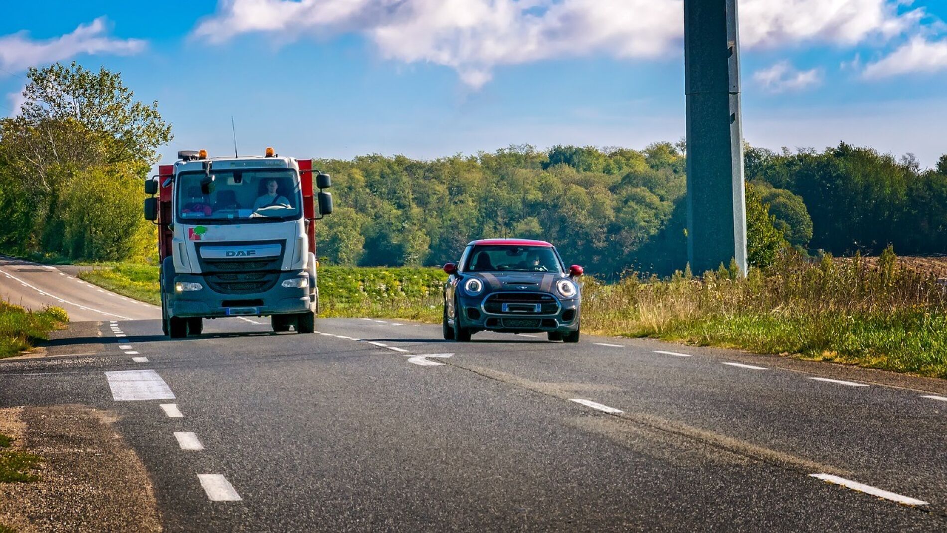 Coches circulando por la carretera