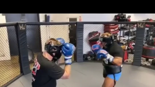 Mike Tyson se entrena en una jaula de MMA Mike Tyson se entrena en una jaula de MMA