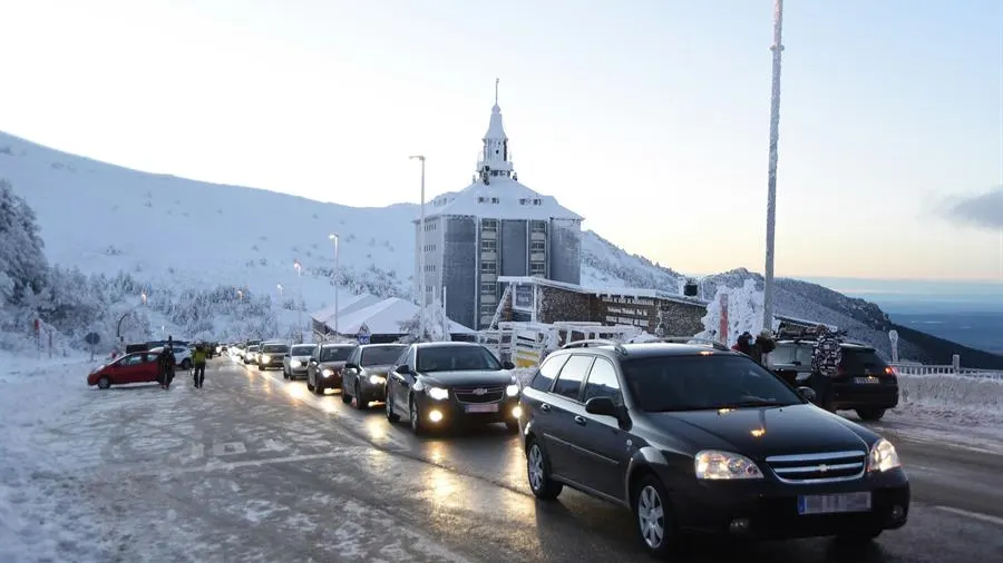 Vehículos a la espera de poder acceder al puerto de Navacerrada