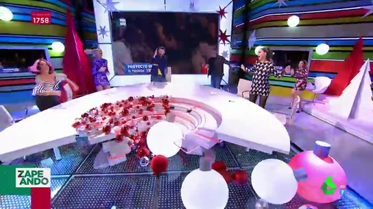 Renata Zanchi revoluciona el plató al ritmo de 'El tiburón': así lo dan todo los zapeadores en directo Renata Zanchi revoluciona el plató al ritmo de 'El tiburón': así lo dan todo los zapeadores en directo