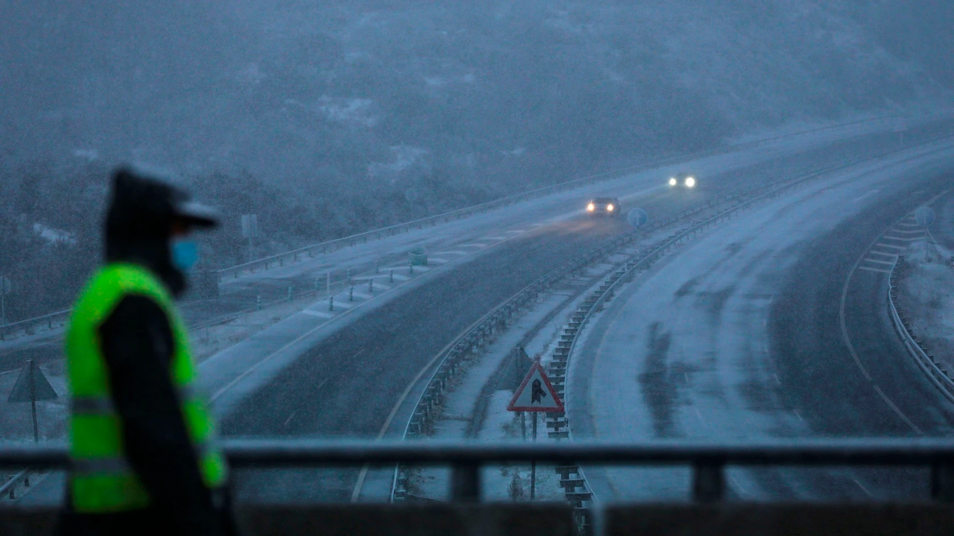 Vista de la carretera A52, a la altura de la Canda, cubierta por la nieve y donde la circulación es muy reducida