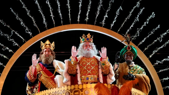 Los Reyes Magos de Oriente saludan este martes a su llegada a Madrid. Los Reyes Magos de Oriente saludan este martes a su llegada a Madrid.