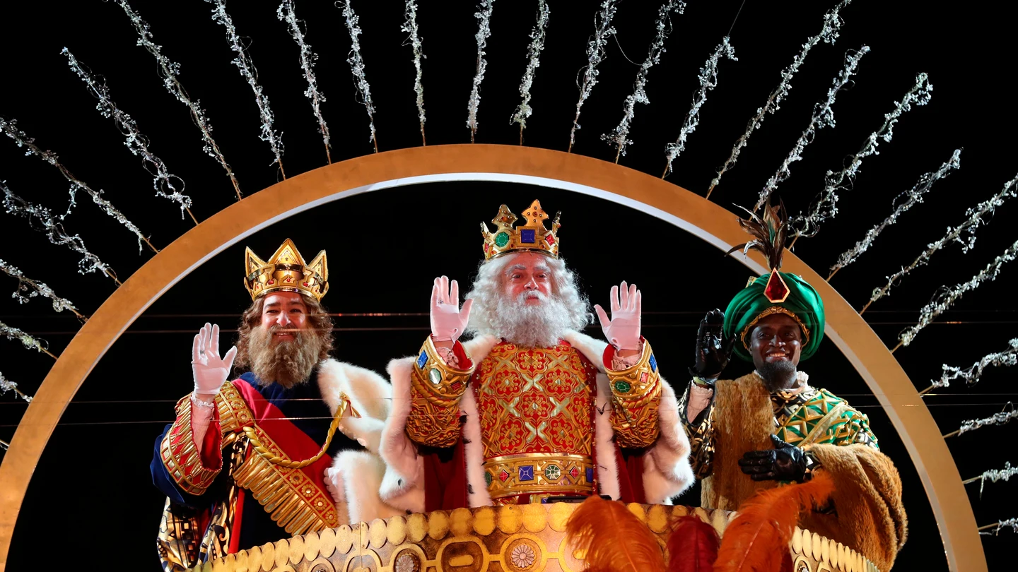 Los Reyes Magos de Oriente saludan este martes a su llegada a Madrid. Los Reyes Magos de Oriente saludan este martes a su llegada a Madrid.