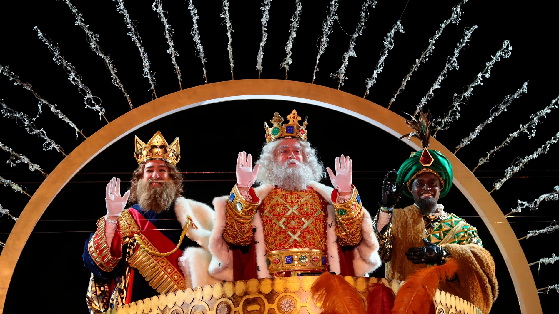 Los Reyes Magos de Oriente saludan este martes a su llegada a Madrid.
