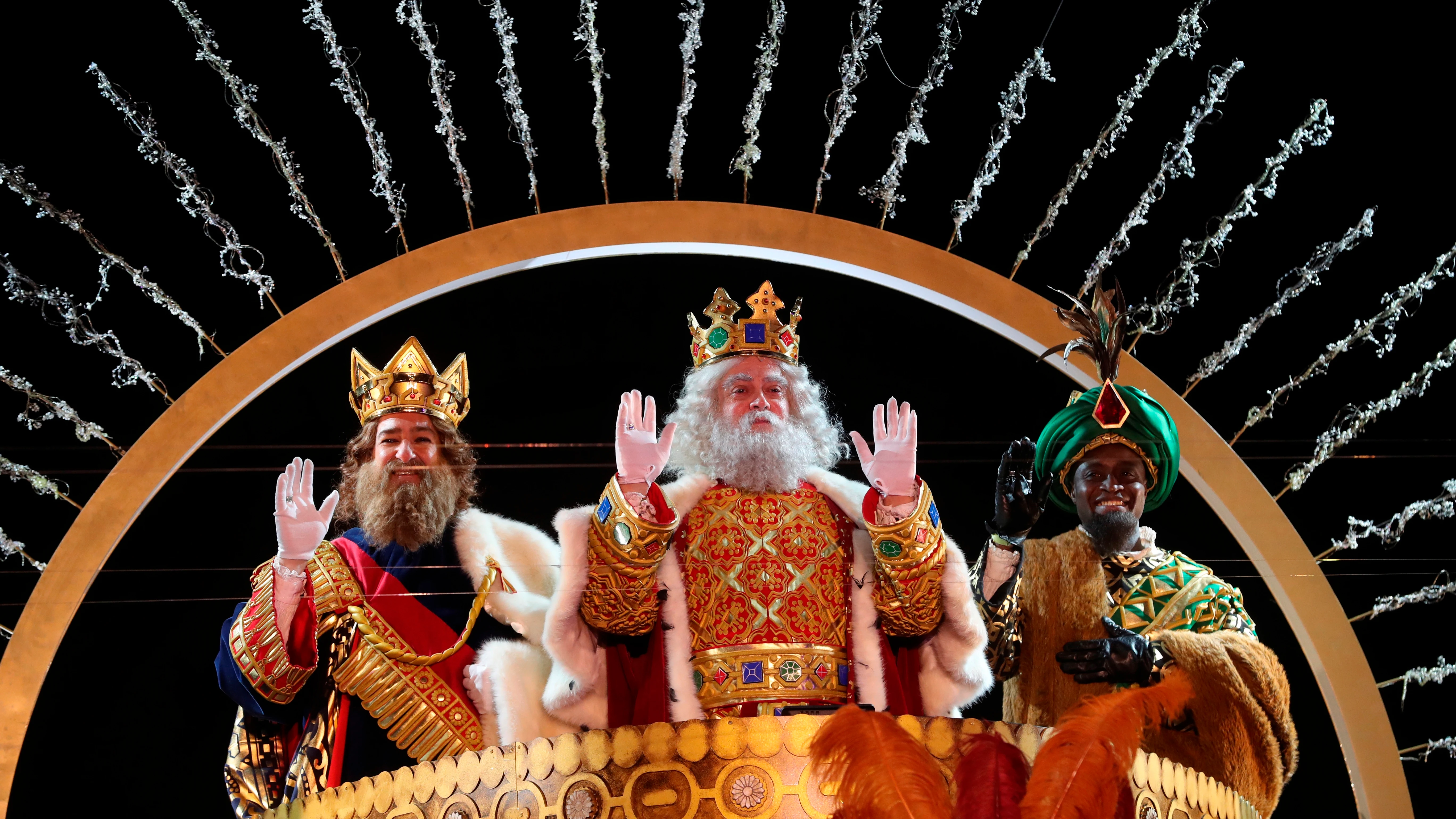 Los Reyes Magos de Oriente saludan este martes a su llegada a Madrid.