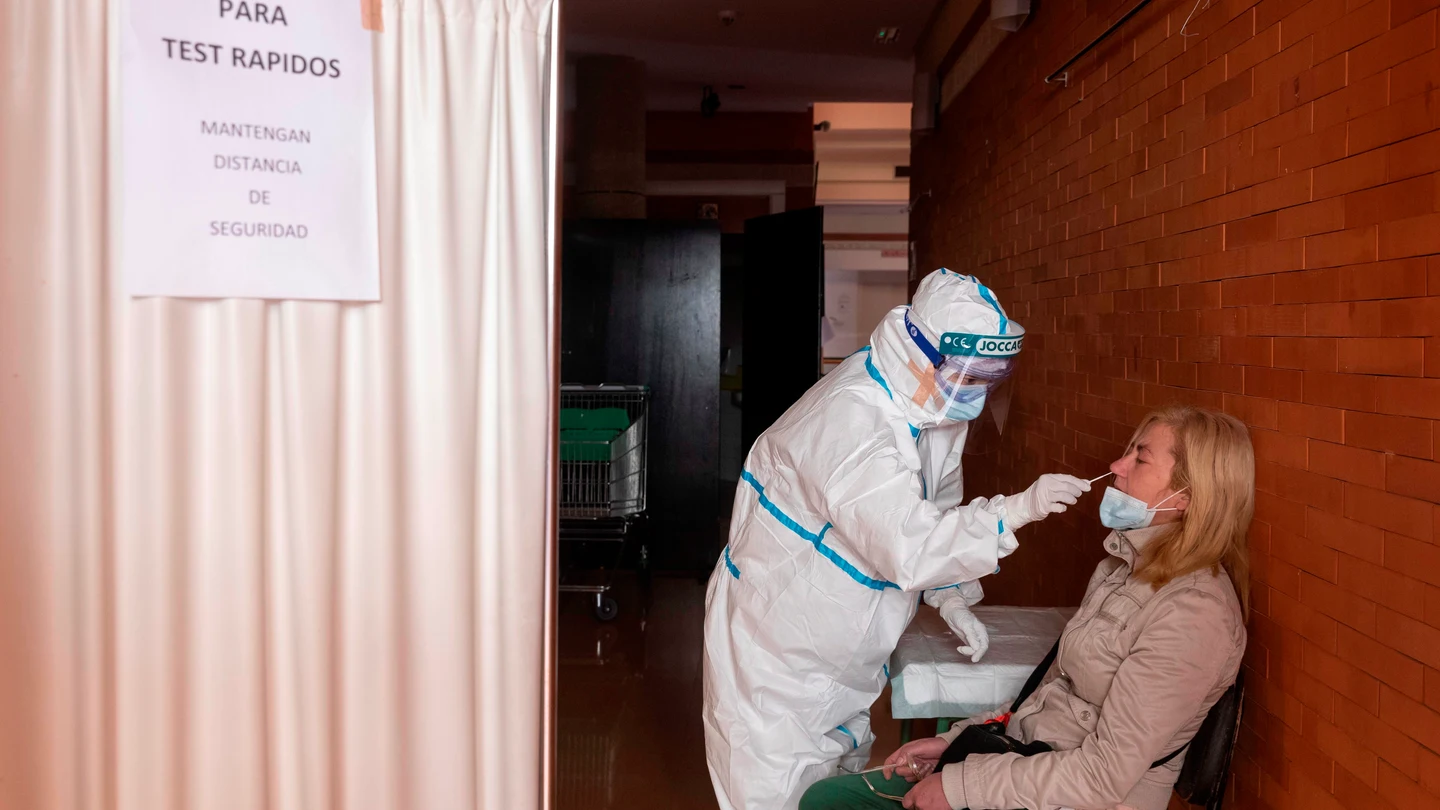 Una enfermera del centro de salud de Santomera (Murcia) realiza una PCR a una a mujer Una enfermera del centro de salud de Santomera (Murcia) realiza una PCR a una a mujer