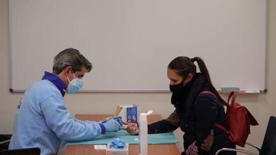 Un profesor se hace una prueba del Covid para la vuelta a clase tras las navidades