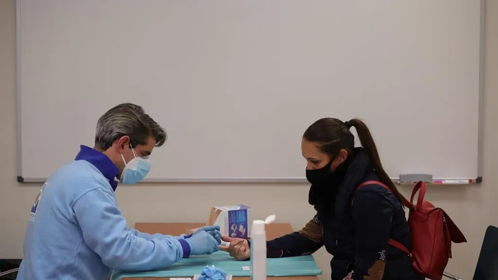 Un profesor se hace una prueba del Covid para la vuelta a clase tras las navidades