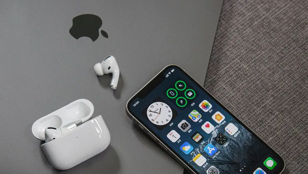 MacBook junto a un iPhone y los AirPods