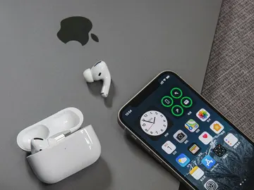 MacBook junto a un iPhone y los AirPods MacBook junto a un iPhone y los AirPods
