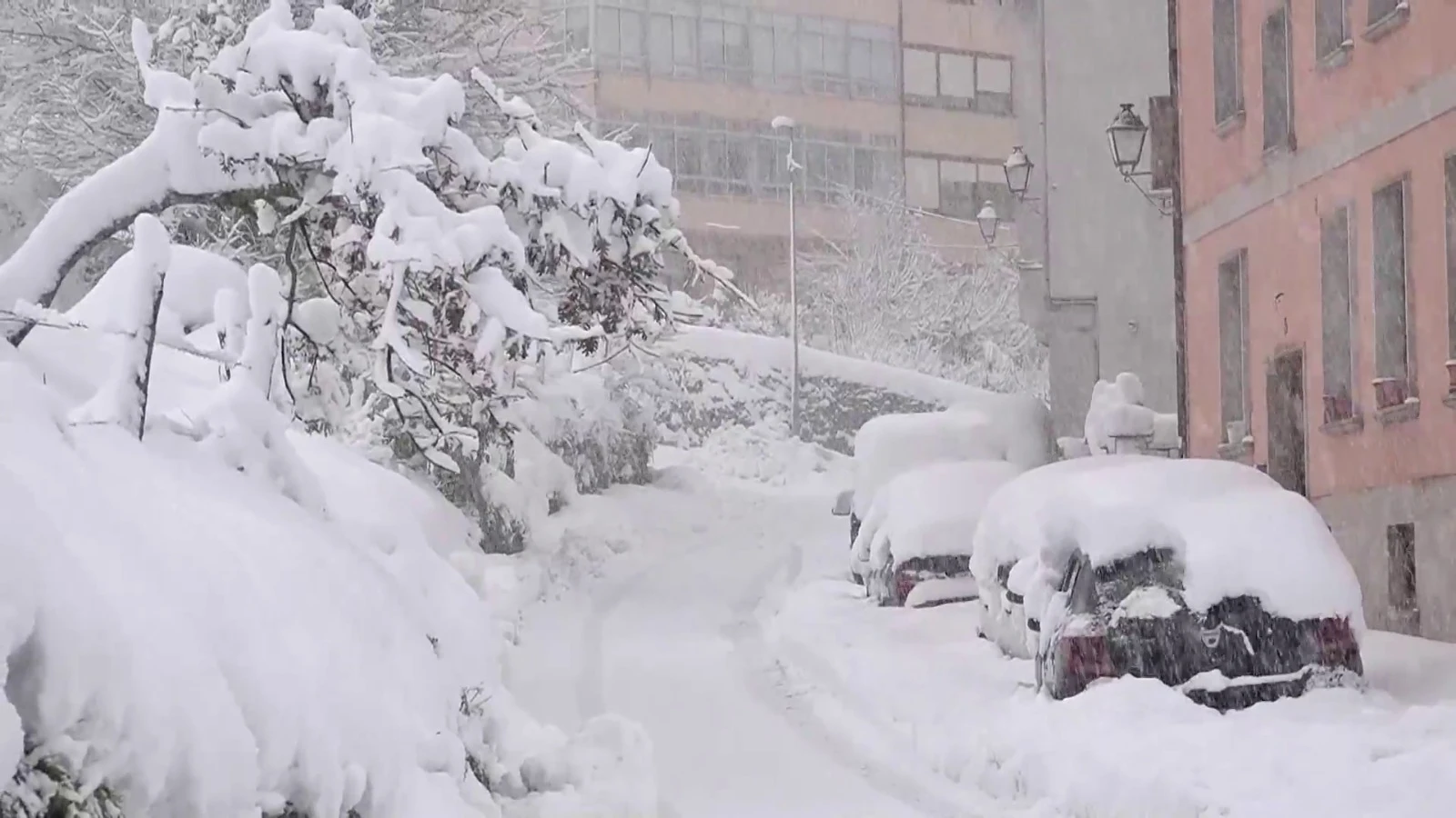 Temporal Álava. Coches atrapados por la nieve