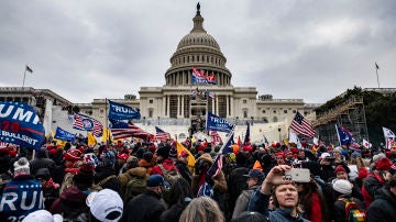 Manifestantes trumpistas rodean y asaltan el Capitolio de Estados Unidos