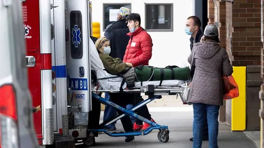Trasladan en ambulancia a una enferma de COVID-19 en Nueva York Trasladan en ambulancia a una enferma de COVID-19 en Nueva York