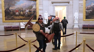Un manifestante radical que ha entrado en el Capitolio de Estados Unidos se lleva un atril
