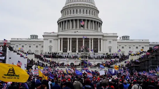 Seguidores de Donald Trump asaltan el Capitolio en contra de la victoria de Joe Biden. Seguidores de Donald Trump asaltan el Capitolio en contra de la victoria de Joe Biden.