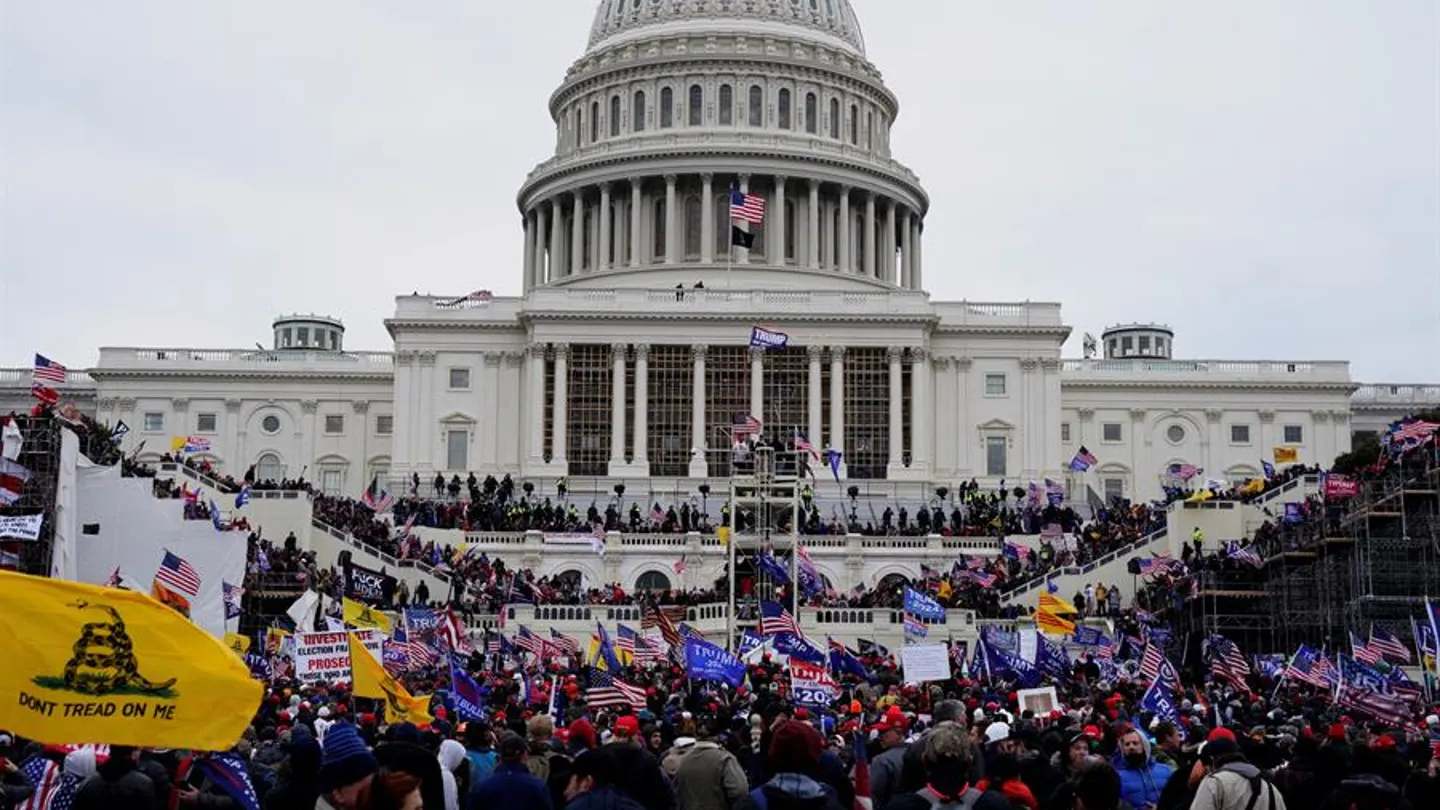 Seguidores de Donald Trump asaltan el Capitolio en contra de la victoria de Joe Biden. Seguidores de Donald Trump asaltan el Capitolio en contra de la victoria de Joe Biden.