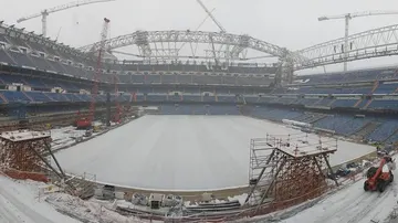 La nieve también cubre de blanco el Santiago Bernabéu