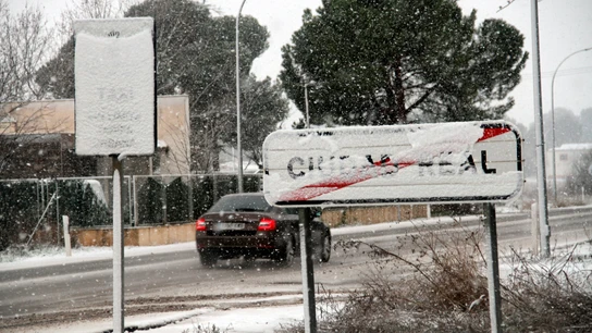 Un coche circula por una carretera nevada este jueves en Ciudad Real Un coche circula por una carretera nevada este jueves en Ciudad Real