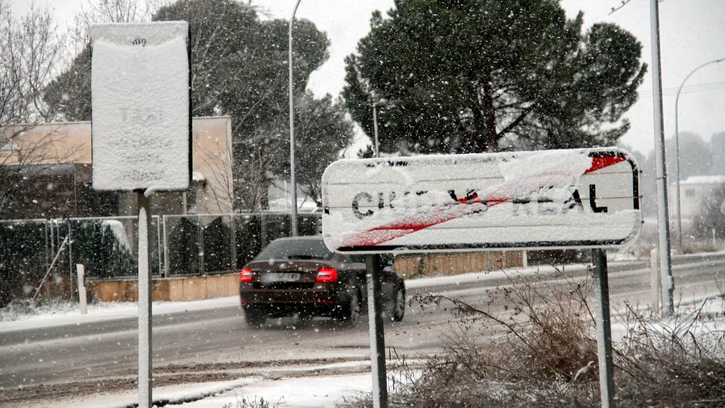 Un coche circula por una carretera nevada este jueves en Ciudad Real Un coche circula por una carretera nevada este jueves en Ciudad Real