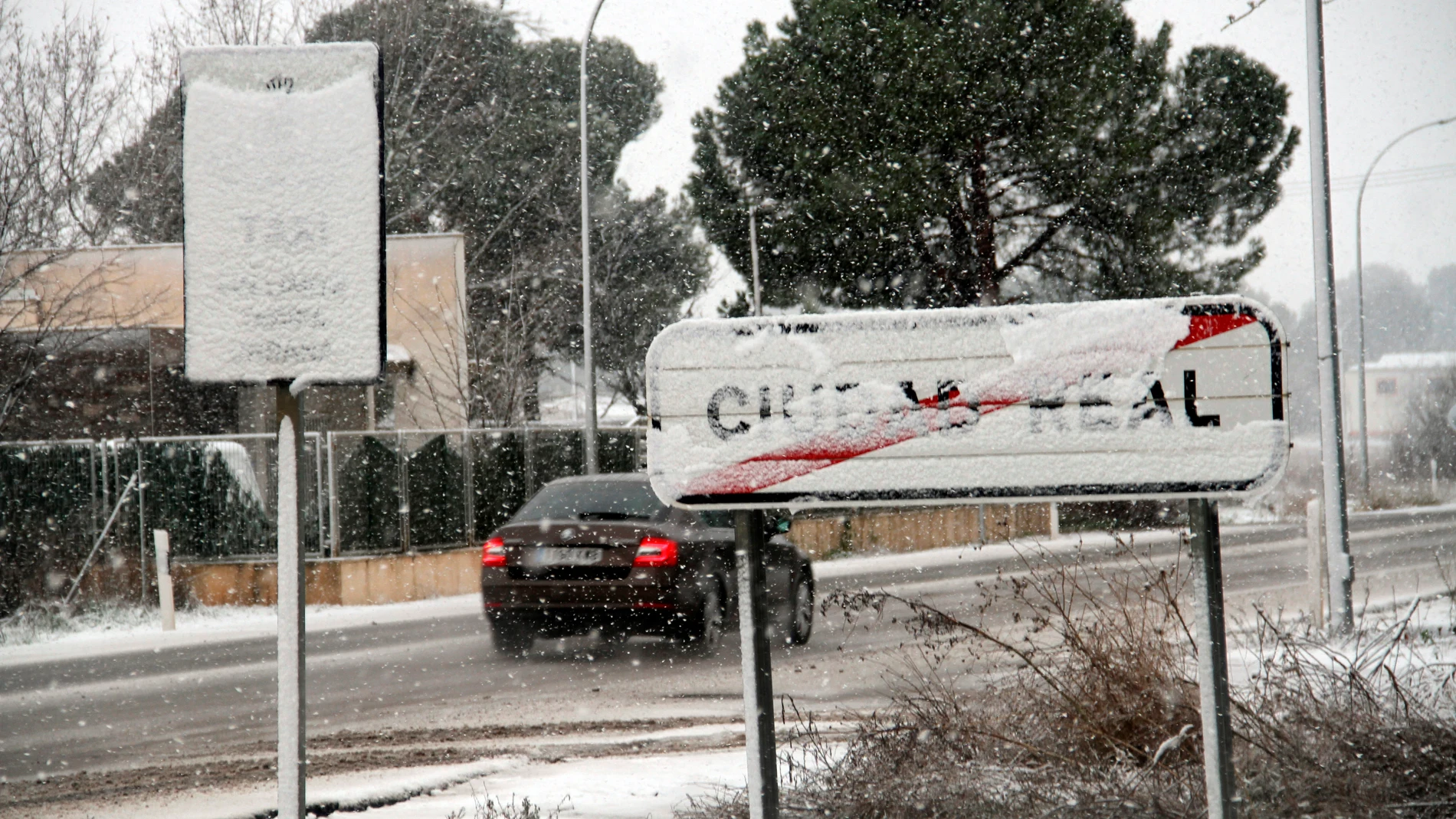 Un coche circula por una carretera nevada este jueves en Ciudad Real