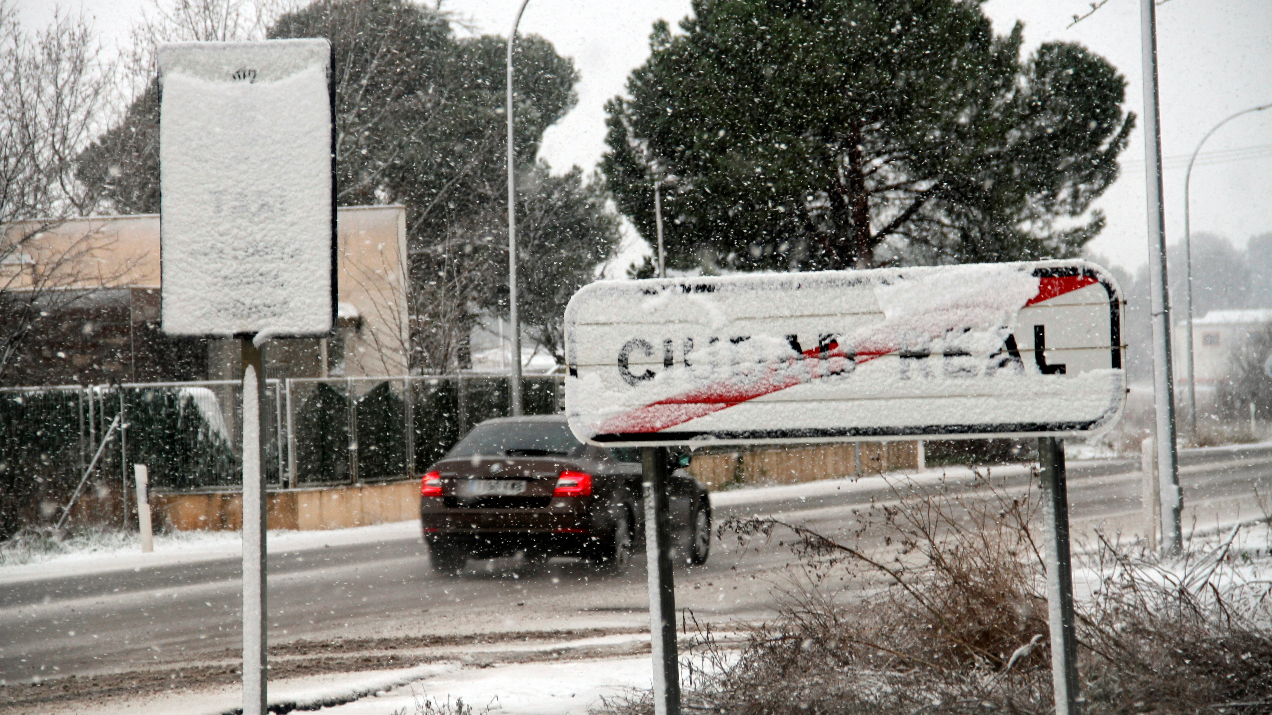 Un coche circula por una carretera nevada este jueves en Ciudad Real