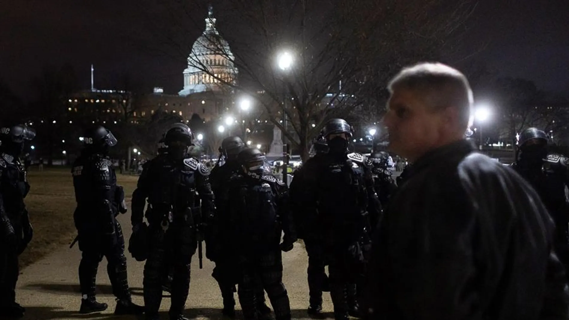 Las fuerzas de seguridad frente al Capitolio