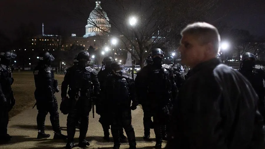 Las fuerzas de seguridad frente al Capitolio