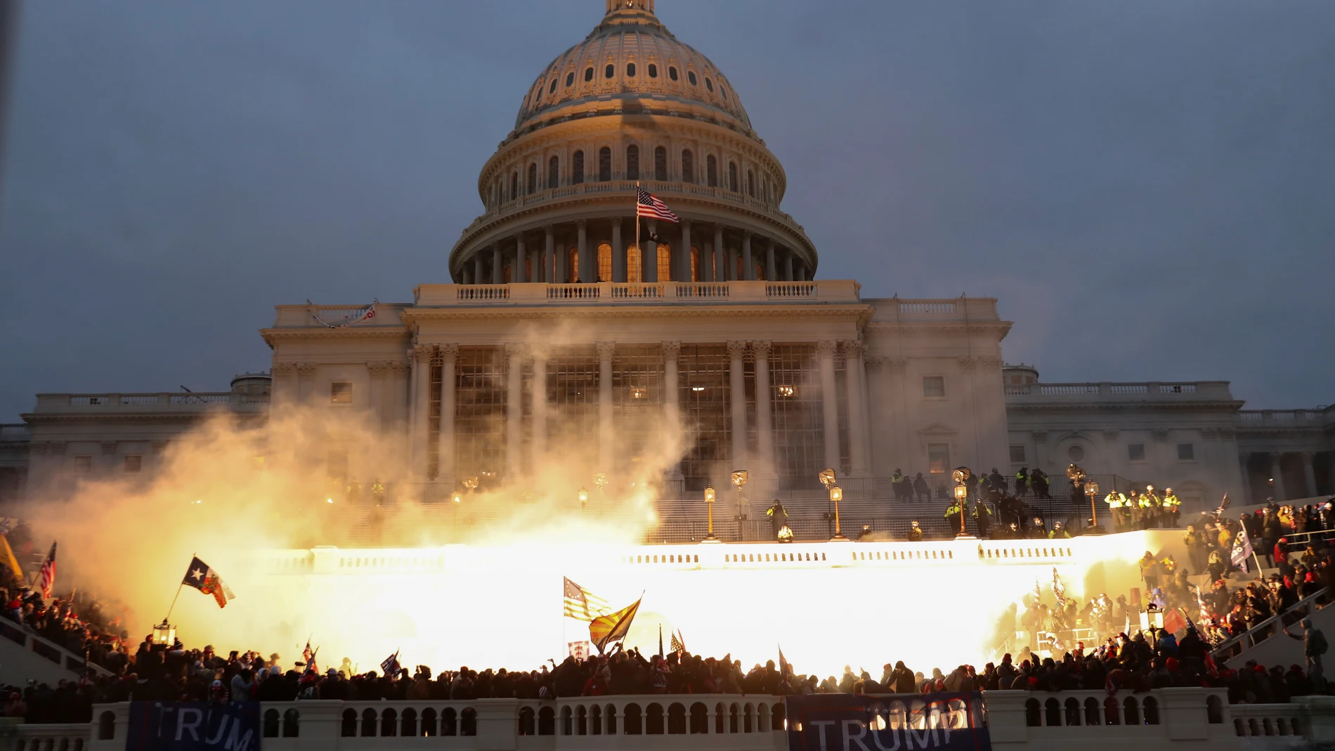 Una explosión causada por una munición policial mientras partidarios del presidente de los Estados Unidos, Donald Trump, se reúnen frente al edificio del Capitolio de los Estados Unidos en Washington, Estados Unidos, el 6 de enero de 2021. 