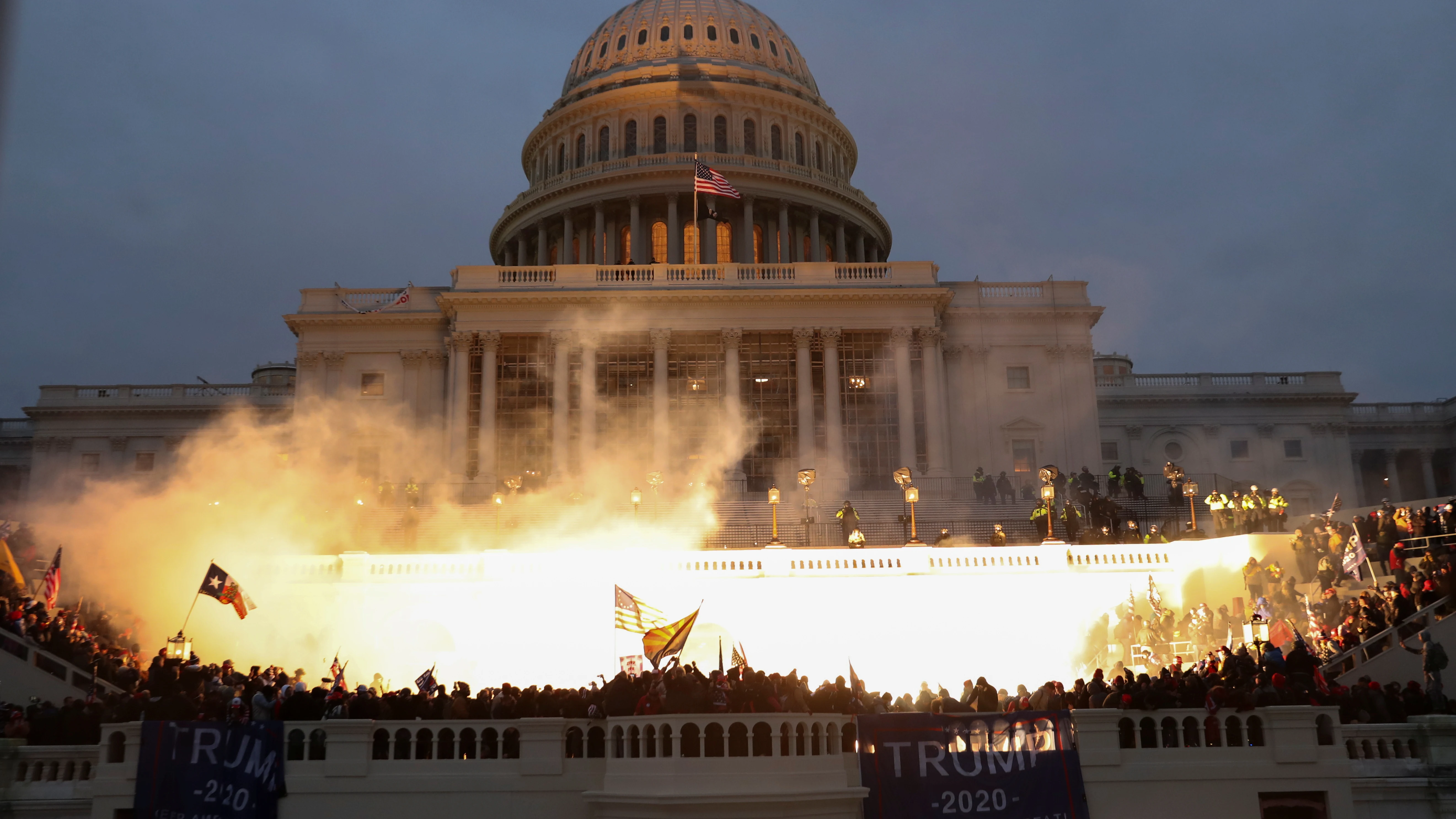 Una explosión causada por una munición policial mientras partidarios del presidente de los Estados Unidos, Donald Trump, se reúnen frente al edificio del Capitolio de los Estados Unidos en Washington, Estados Unidos, el 6 de enero de 2021. 