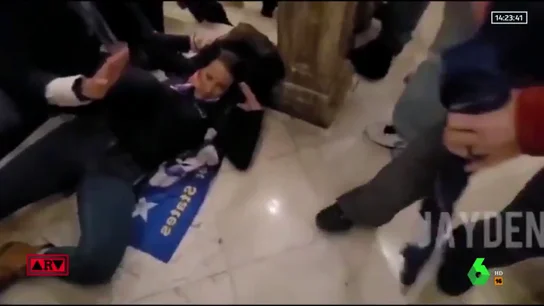 El vídeo del disparo que mató a la mujer que participó en el asalto al Capitolio de EEUU El vídeo del disparo que mató a la mujer que participó en el asalto al Capitolio de EEUU