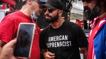 Enrique Tarrio, líder de los Proud Boys, una banda supremacista, xenófoba y neonazi a la que Trump se niega a condenar.