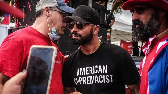 Enrique Tarrio, líder de los Proud Boys, una banda supremacista, xenófoba y neonazi a la que Trump se niega a condenar. Enrique Tarrio, líder de los Proud Boys, una banda supremacista, xenófoba y neonazi a la que Trump se niega a condenar.