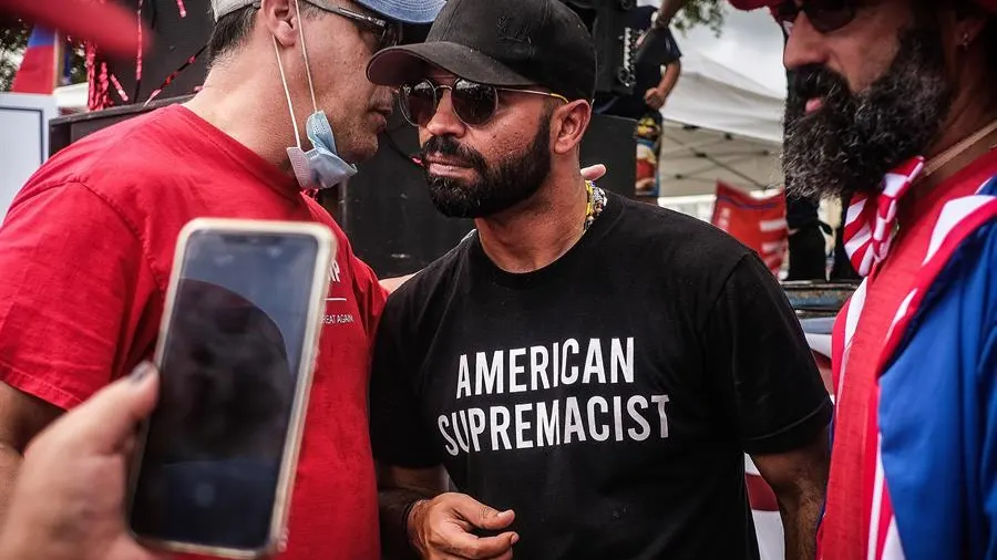 Enrique Tarrio, líder de los Proud Boys, una banda supremacista, xenófoba y neonazi a la que Trump se niega a condenar.