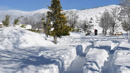 Vista de la nieve caída este jueves en Riaño (León), en una jornada marcada por las fuertes nevadas en casi toda España Vista de la nieve caída este jueves en Riaño (León), en una jornada marcada por las fuertes nevadas en casi toda España