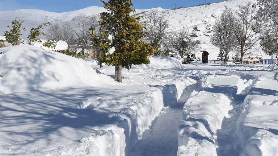 Vista de la nieve caída este jueves en Riaño (León), en una jornada marcada por las fuertes nevadas en casi toda España