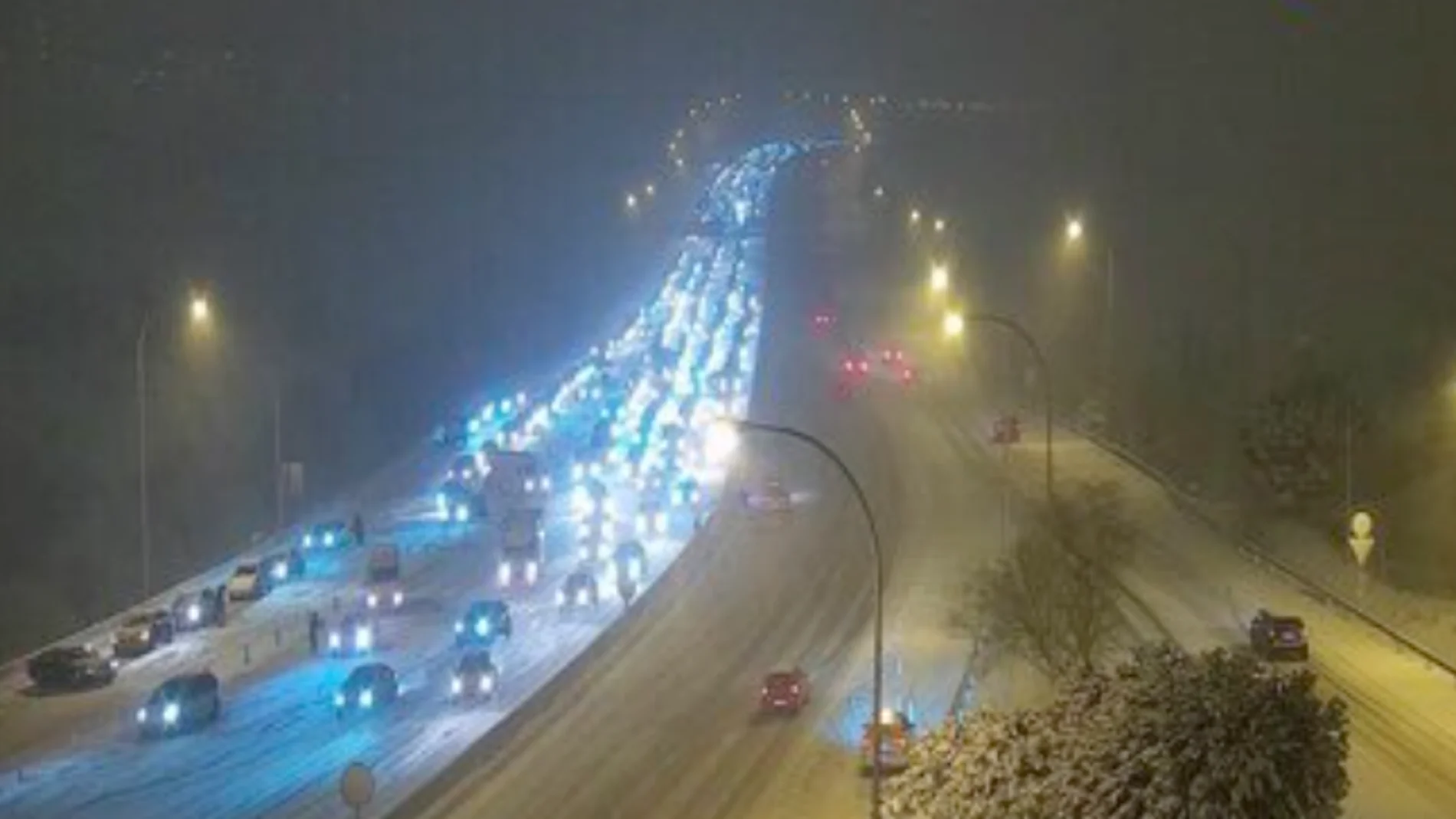  La nieve de 'Filomena' complica la circulación en Madrid con varios coches bloqueados en la M-40