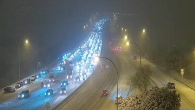  La nieve de 'Filomena' complica la circulación en Madrid con varios coches bloqueados en la M-40