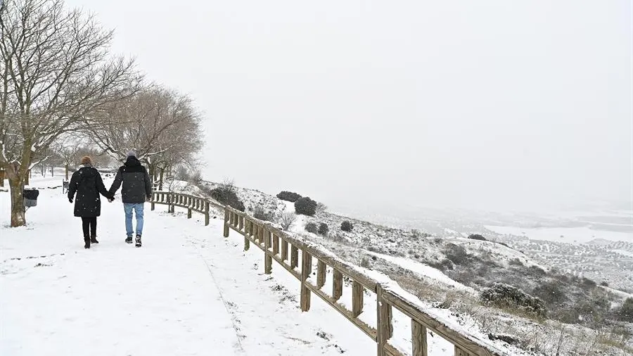 Una pareja pasea junto al mirador de la localidad madrileña de Los Santos de la Humosa, este viernes.