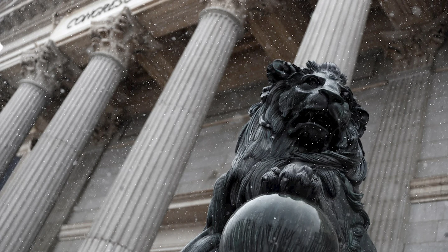 Los leones del Congreso de los Diputados con los primeros copos de nieve del día Los leones del Congreso de los Diputados con los primeros copos de nieve del día