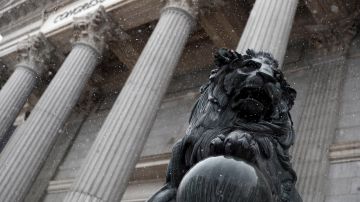 Los leones del Congreso de los Diputados con los primeros copos de nieve del día