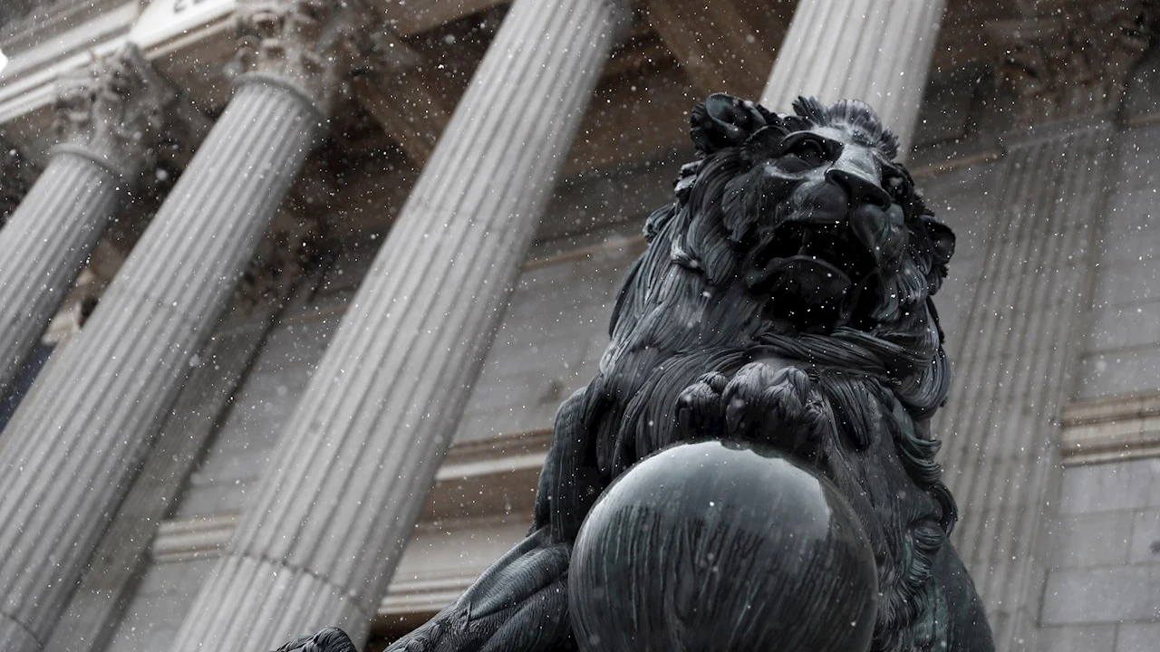 Los leones del Congreso de los Diputados con los primeros copos de nieve del día