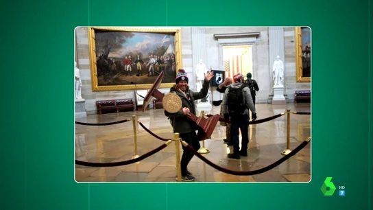 El verdadero motivo de la felicidad de este trumpista: esto es lo que había detrás la imagen más viral del asalto al Capitolio El verdadero motivo de la felicidad de este trumpista: esto es lo que había detrás la imagen más viral del asalto al Capitolio