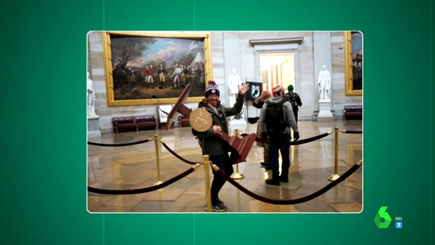 El verdadero motivo de la felicidad de este trumpista: esto es lo que había detrás la imagen más viral del asalto al Capitolio El verdadero motivo de la felicidad de este trumpista: esto es lo que había detrás la imagen más viral del asalto al Capitolio