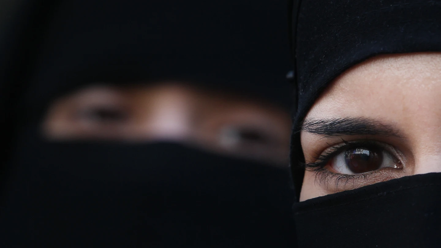 Dos mujeres con un hiyab Dos mujeres con un hiyab