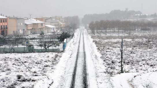 Una v&iacute;a de tren cubierta por la nieve