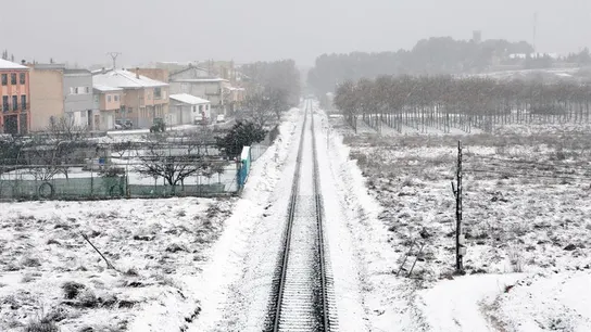 Una vía de tren cubierta por la nieve Una vía de tren cubierta por la nieve